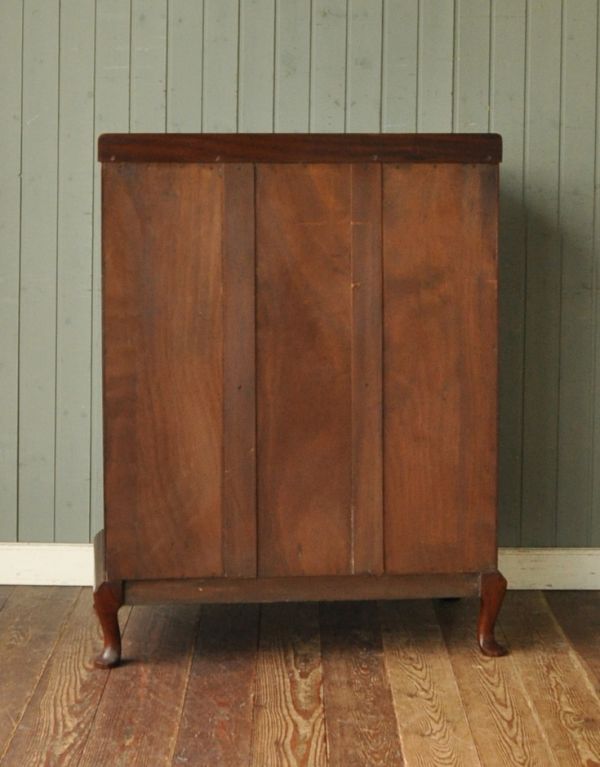 アンティークのチェスト　アンティーク家具　美しいアンティーク英国家具、マホガニー材の素敵なキャビネット。キチンとメンテナンスをしているので、裏側もキレイな状態です。(m-368-f)