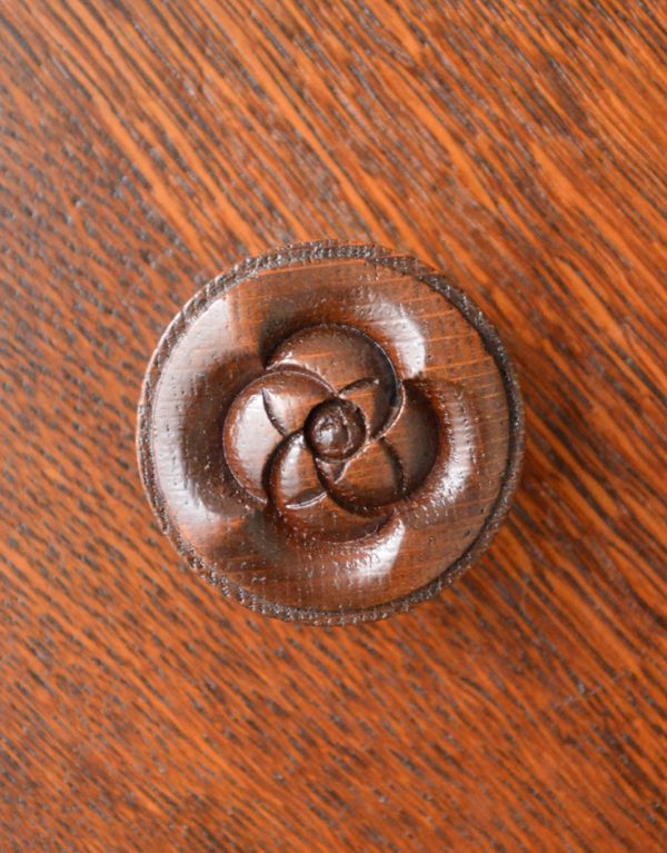 アンティーク家具　シンプルなデザインのアンティーク英国家具、素敵なホールローブ。可愛らしいお花の形をした取っ手です。(m-369-f)