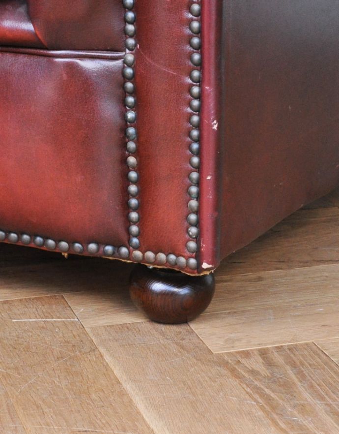革張りのアンティークソファ、ワインレッドが素敵なウィングバック