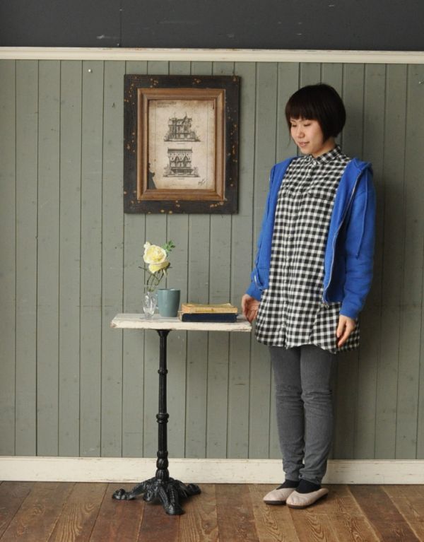 アンティーク家具　オシャレなフランスのアンティーク家具、アイアン脚のカフェテーブル。パソコンや書き物をするとき、ちょっと一息お茶をするとき・・・あなたにピッタリの使い方を見つけてくださいね。(m-370-f)