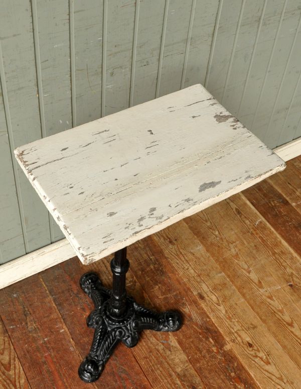 アンティーク家具　オシャレなフランスのアンティーク家具、アイアン脚のカフェテーブル。広い天板は、回転できるので、使いたい角度で調整できます。(m-370-f)