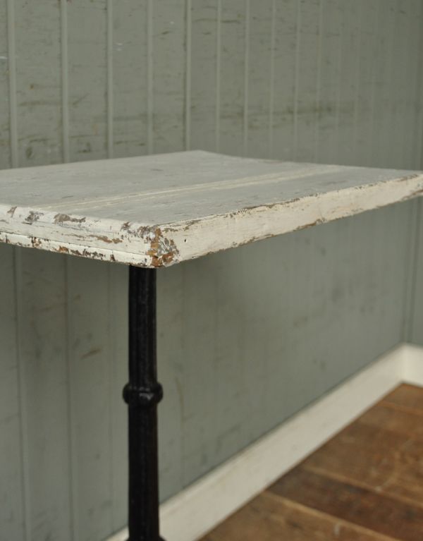 アンティーク家具　オシャレなフランスのアンティーク家具、アイアン脚のカフェテーブル。専門の職人によってお直ししていますが、アンティークは新品ではありません。(m-370-f)