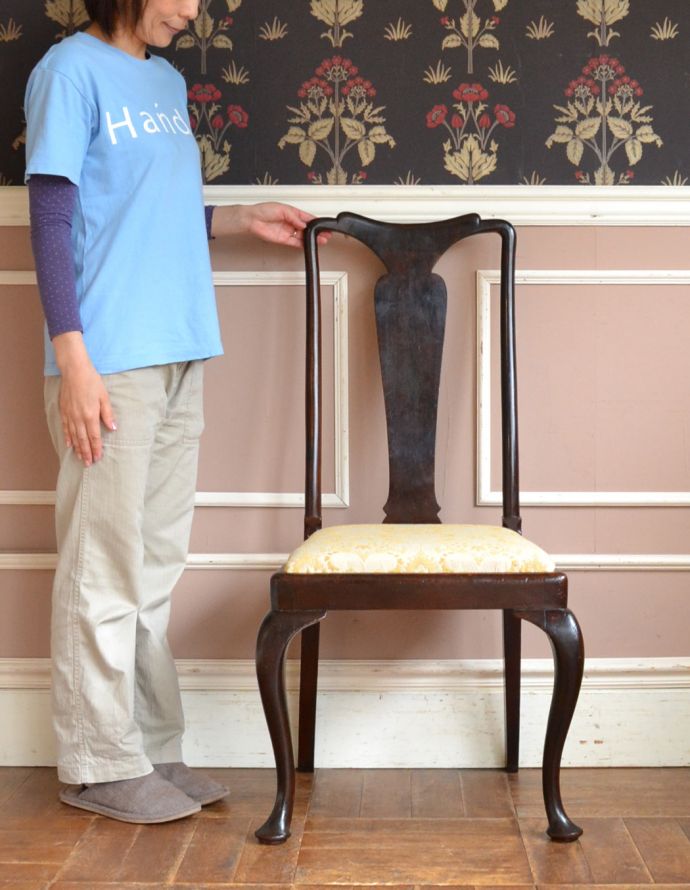 ダイニングチェア　アンティーク チェア　英国で出会ったアンティークチェア、布張りのクイーンアンチェア。上品な雰囲気が漂います。(m-371-c)