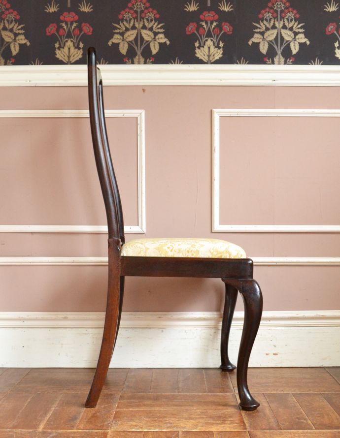 ダイニングチェア　アンティーク チェア　英国で出会ったアンティークチェア、布張りのクイーンアンチェア。横から見ても脚の美しいラインが楽しめます。(m-371-c)