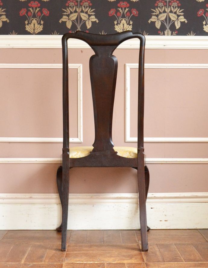 ダイニングチェア　アンティーク チェア　英国で出会ったアンティークチェア、布張りのクイーンアンチェア。アンティークらしく、流行を追わずに長く使えるデザイン。(m-371-c)