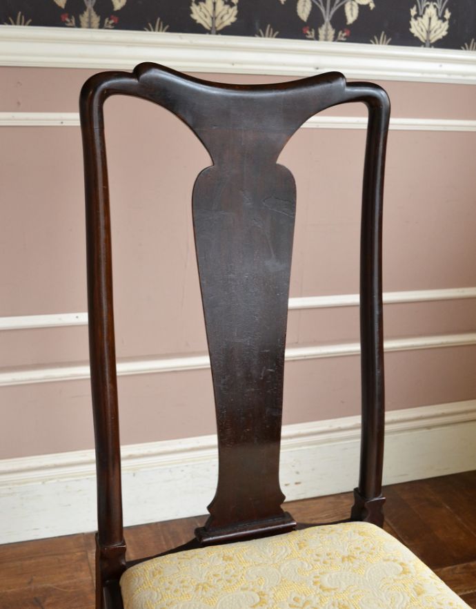 ダイニングチェア　アンティーク チェア　英国で出会ったアンティークチェア、布張りのクイーンアンチェア。アンティークは新品ではないので、経年変化によるキズはありますが、専門の職人によって目立たないようにキレイにお直しをしています。(m-371-c)