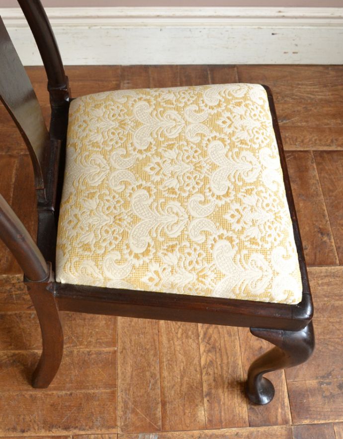 ダイニングチェア　アンティーク チェア　英国で出会ったアンティークチェア、布張りのクイーンアンチェア。布が貼ってあるので、長時間座っても疲れません。(m-371-c)