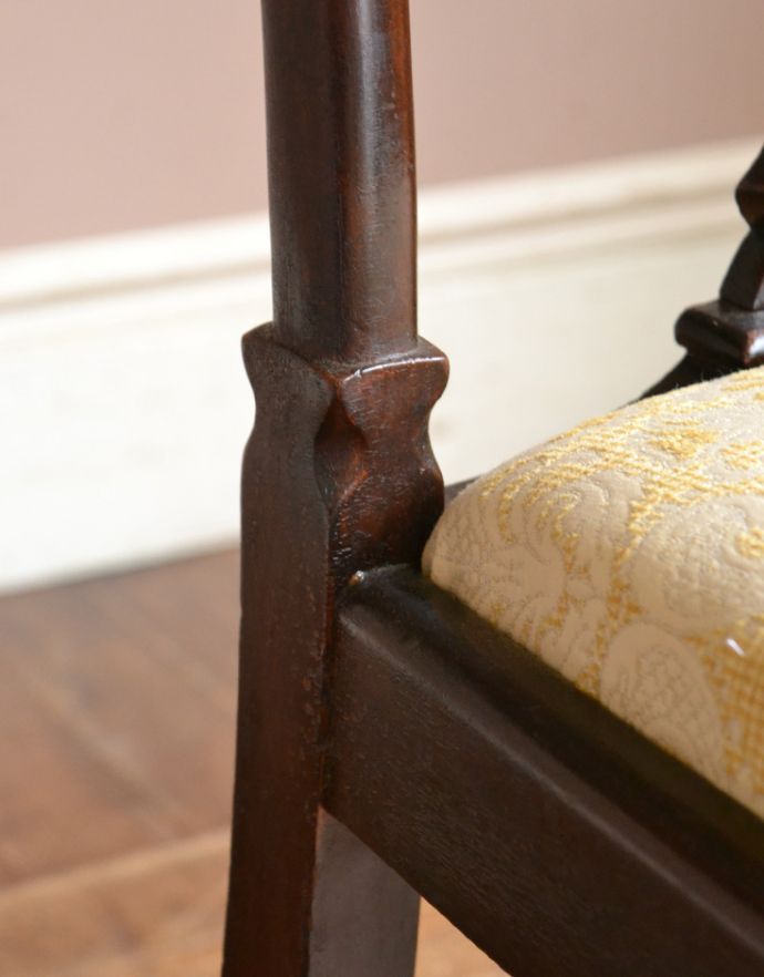 ダイニングチェア　アンティーク チェア　英国で出会ったアンティークチェア、布張りのクイーンアンチェア。こんな細部にも装飾があります。(m-371-c)