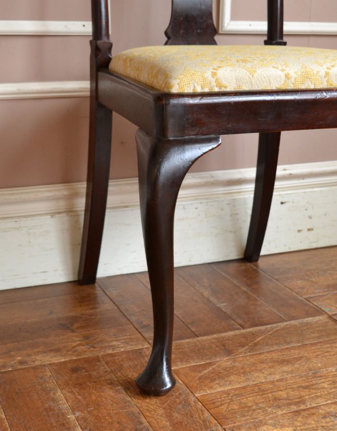 ダイニングチェア　アンティーク チェア　英国で出会ったアンティークチェア、布張りのクイーンアンチェア。人気の猫脚がオシャレなチェアです。(m-371-c)