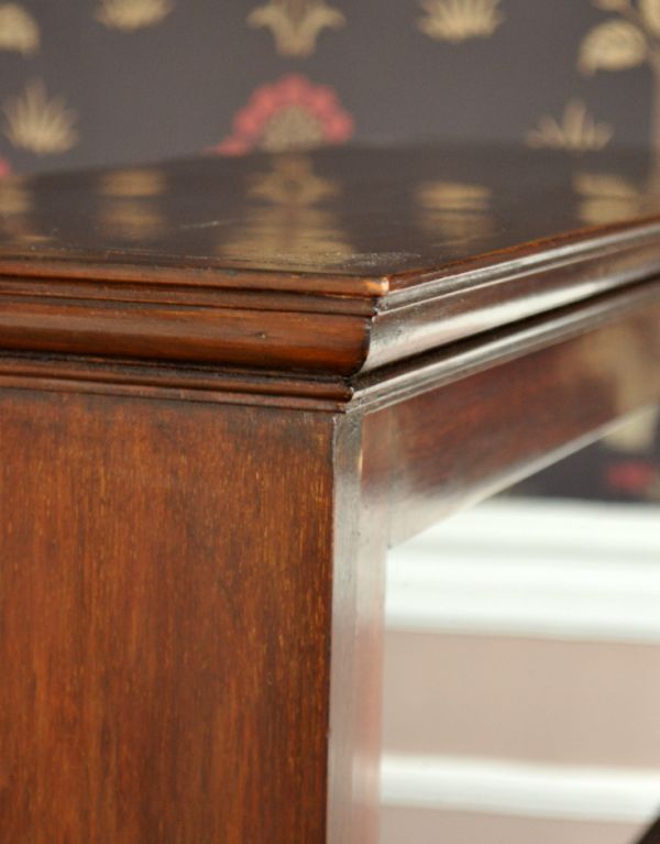 アンティーク家具 英国デザインのガラス扉付きアンティークビューローブックケース。天板の縁のカッティングもこだわっています。(m-371-f)
