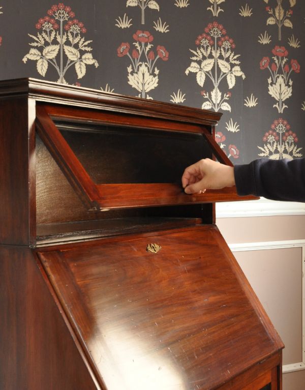 アンティーク家具 英国デザインのガラス扉付きアンティークビューローブックケース。ガラスケースの開閉は、前に引くようにして使います。(m-371-f)