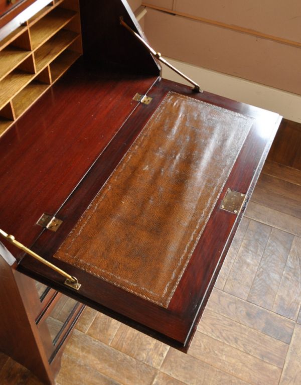 アンティーク家具 英国デザインのガラス扉付きアンティークビューローブックケース。広い天板は作業がしやすくて重宝しますよ!きちんとお直ししているので、天板もキレイな状態です。(m-371-f)