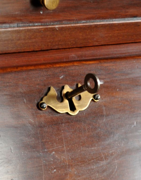 アンティーク家具 英国デザインのガラス扉付きアンティークビューローブックケース。ビューローは鍵を使って開閉します。(m-371-f)