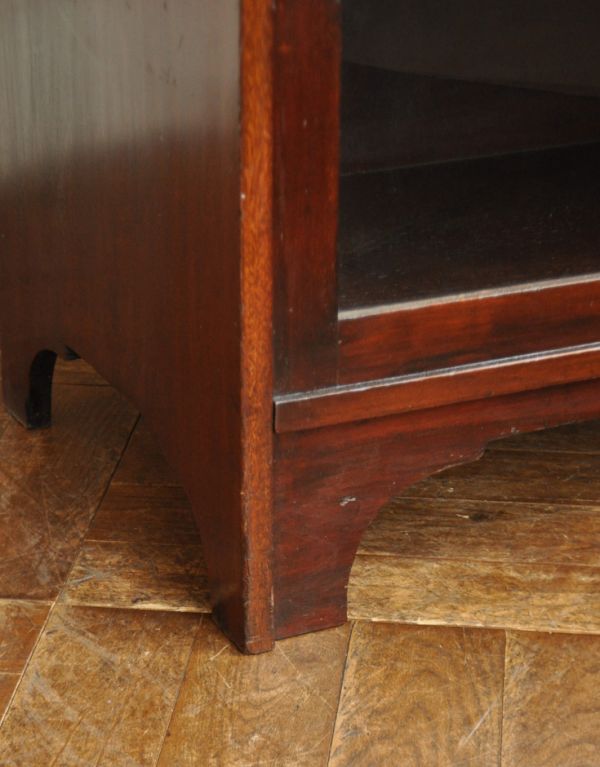 アンティーク家具 英国デザインのガラス扉付きアンティークビューローブックケース。安定感のある脚がしっかり支えます。(m-371-f)