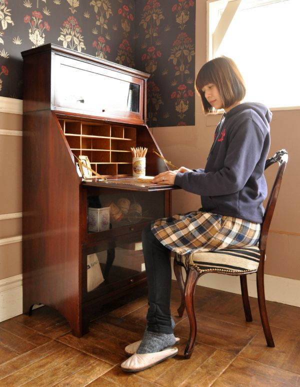 アンティーク家具 英国デザインのガラス扉付きアンティークビューローブックケース。飾り棚とパソコンスペース、両方欲しい方にオススメなのが、このブックケースビューロー!整理しやすく、ディスプレイをたっぷり楽しめるのも魅力的です。(m-371-f)