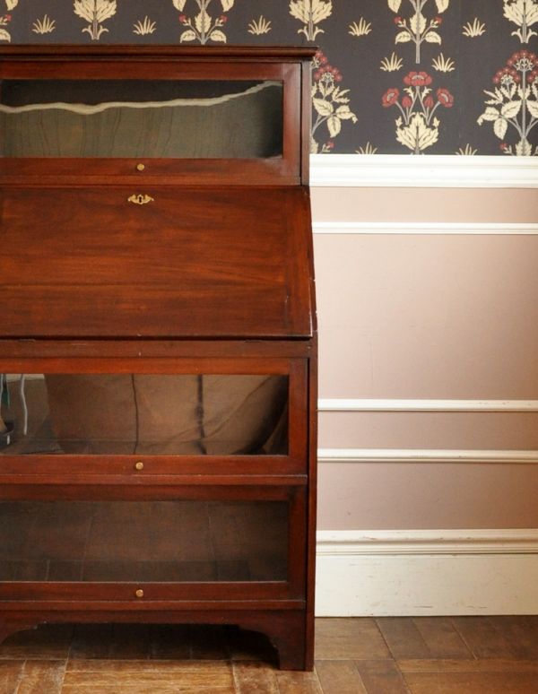 アンティーク家具 英国デザインのガラス扉付きアンティークビューローブックケース。外国製のビューローは装飾があちこちにあるので、絵になるアイテム。(m-371-f)