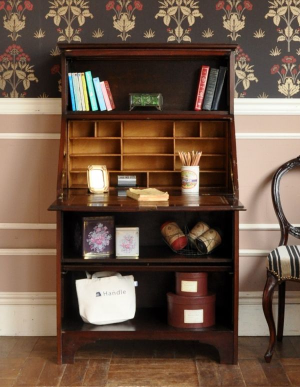 アンティーク家具 英国デザインのガラス扉付きアンティークビューローブックケース。上下に飾り棚があるところが嬉しいですよね。(m-371-f)