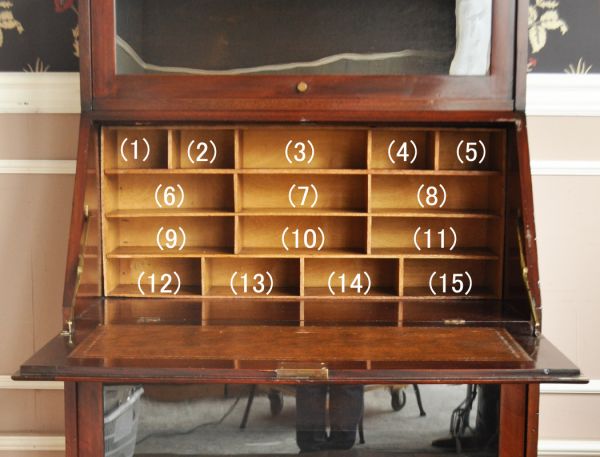 アンティーク家具 英国デザインのガラス扉付きアンティークビューローブックケース。棚に書類や文房具をしまえば、ちょっとした書き物スペースに早変わりします。(m-371-f)