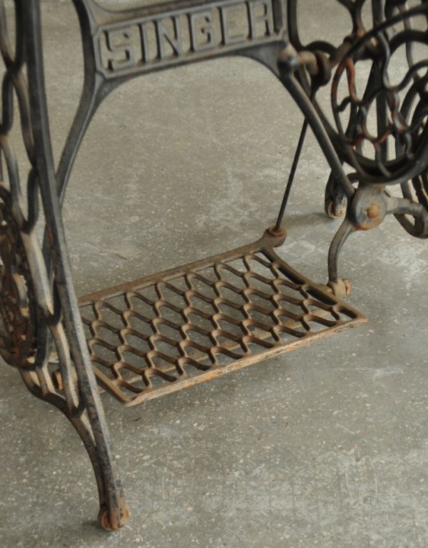 ロイドテーブル アンティーク家具 イギリスのアンティーク家具、アイアン脚のシンガーテーブル(ミシン台)。ここを踏むと右側の歯車が回るように造られました。(m-372-f)