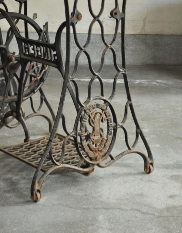 ロイドテーブル アンティーク家具 イギリスのアンティーク家具、アイアン脚のシンガーテーブル(ミシン台)。きちんと調整したので、新しいものと比べるとスムーズではありませんが、ちゃんと動きます。(m-372-f)