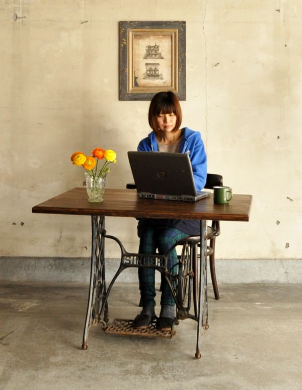 ロイドテーブル アンティーク家具 イギリスのアンティーク家具、アイアン脚のシンガーテーブル(ミシン台)。自分だけのデスクにして読書をしてもいいですね。(m-372-f)