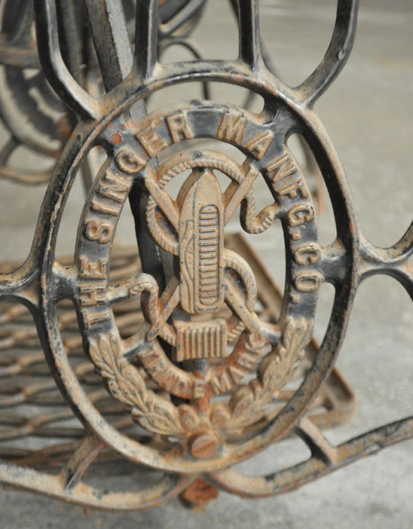 ロイドテーブル アンティーク家具 イギリスのアンティーク家具、アイアン脚のシンガーテーブル(ミシン台)。サイドにも「SINGER」の印があります。(m-372-f)