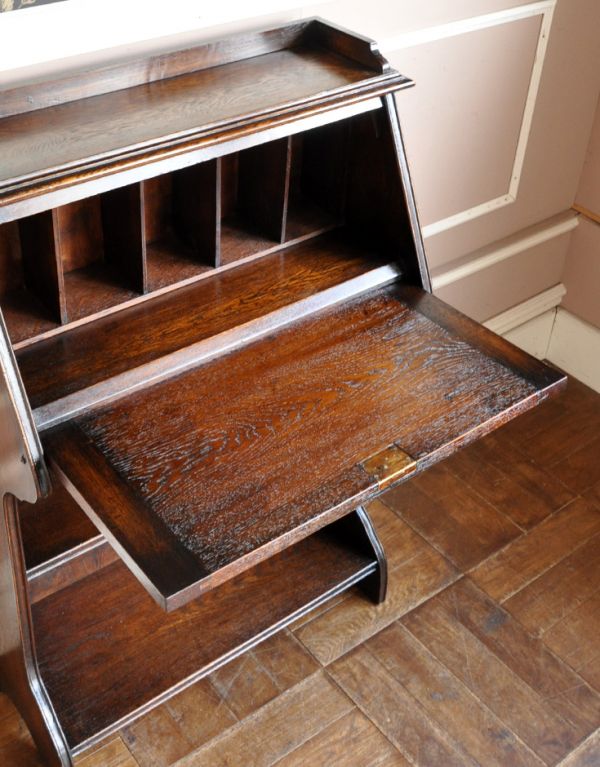 アンティーク家具　英国スタイルのアンティーク家具、書斎で使えるビューローブックケース。広い天板は作業がしやすくて重宝しますよ！きちんとお直ししているので、天板もキレイな状態です。(m-373-f)