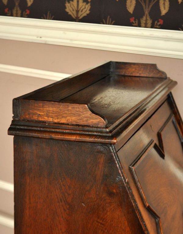 アンティーク家具　英国スタイルのアンティーク家具、書斎で使えるビューローブックケース。天板の縁のカッティングもこだわっています。(m-373-f)