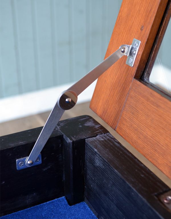 ロイドテーブル アンティーク家具 フランスのお洒落なショーケース、アンティークのコレクションケース。天板には金具が付いているので、開け閉めがスムーズです。(m-374-f)