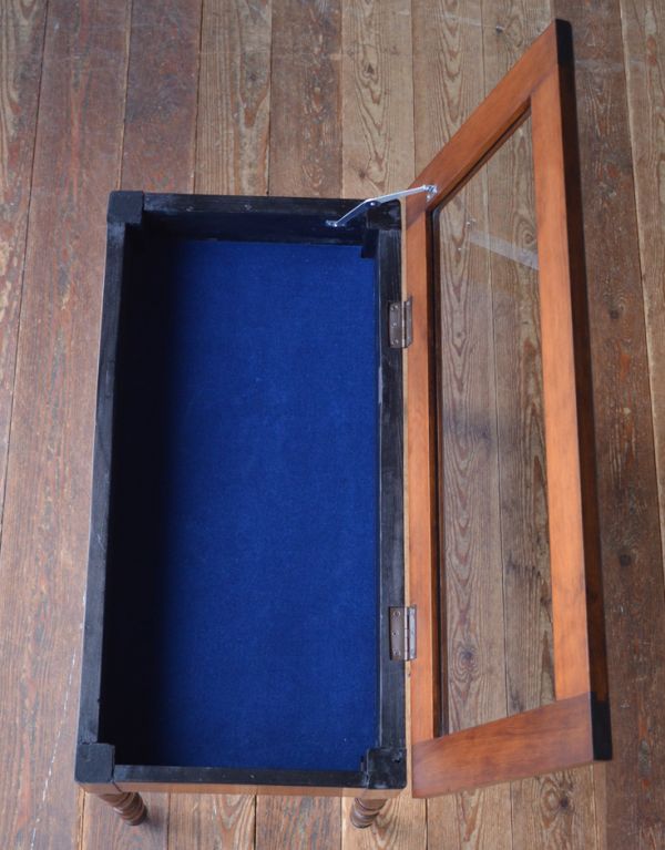 ロイドテーブル アンティーク家具 フランスのお洒落なショーケース、アンティークのコレクションケース。内側もキレイに修復してありますので、いろんなものを収納して下さい。(m-374-f)