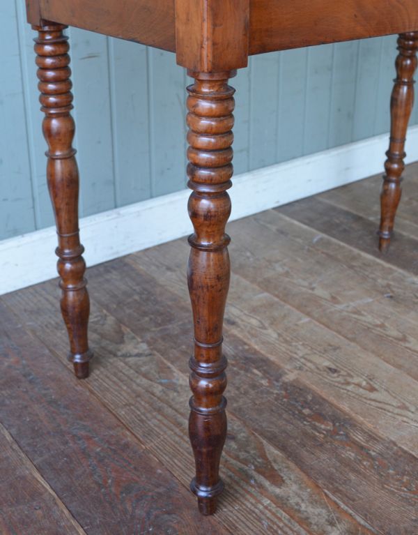 ロイドテーブル アンティーク家具 フランスのお洒落なショーケース、アンティークのコレクションケース。デザイン性があるお洒落な脚。(m-374-f)