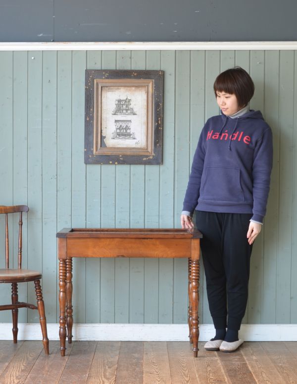 ロイドテーブル アンティーク家具 フランスのお洒落なショーケース、アンティークのコレクションケース。ショーケースのように、お気に入りの雑貨や食器を並べてみましょう。(m-374-f)