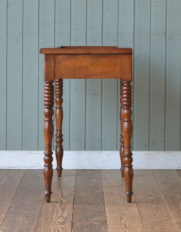 ロイドテーブル アンティーク家具 フランスのお洒落なショーケース、アンティークのコレクションケース。温かみのある装飾が嬉しいデザイン。(m-374-f)