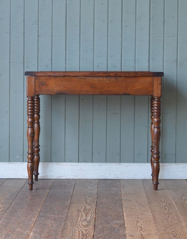 ロイドテーブル アンティーク家具 フランスのお洒落なショーケース、アンティークのコレクションケース。専門の職人によってお直ししていますが、アンティークは新品ではありません。(m-374-f)