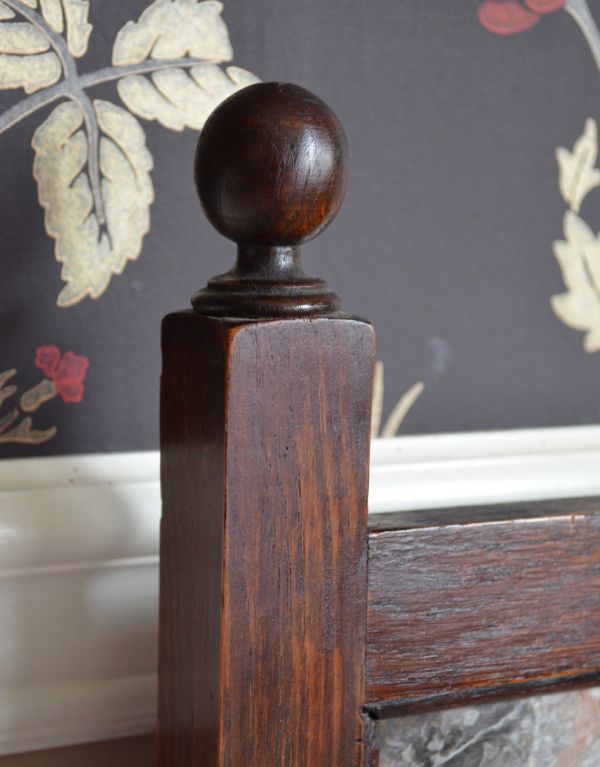 英国クラシックスタイル　アンティーク家具　アンティークの英国家具、天然大理石天板のウォッシュスタンド（洗面台）。トップには装飾があります。(m-376-f)