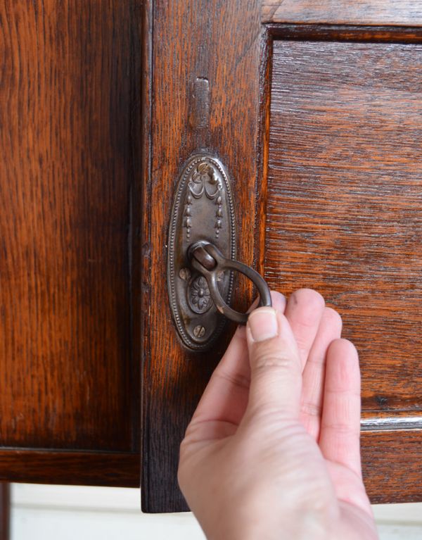 英国クラシックスタイル　アンティーク家具　アンティークの英国家具、天然大理石天板のウォッシュスタンド（洗面台）。扉の取っ手はリングタイプ。(m-376-f)