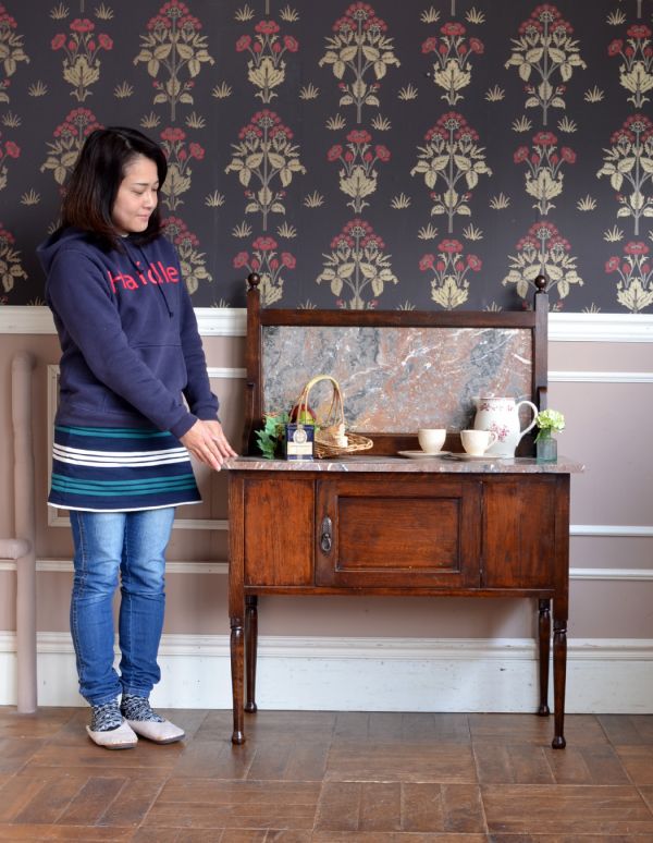 英国クラシックスタイル　アンティーク家具　アンティークの英国家具、天然大理石天板のウォッシュスタンド（洗面台）。ジャーや電話機などの家電を置いても自然になじみます。(m-376-f)