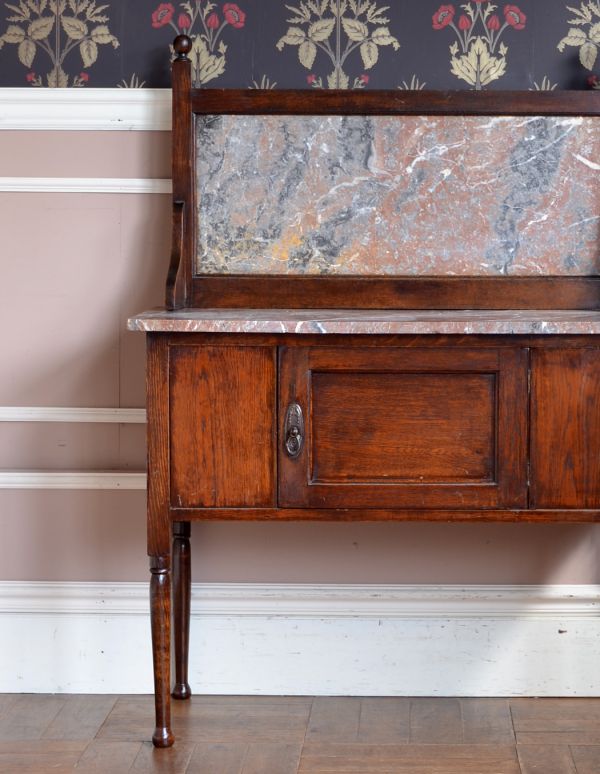 英国クラシックスタイル　アンティーク家具　アンティークの英国家具、天然大理石天板のウォッシュスタンド（洗面台）。正面にもアンティークの大理石が貼ってあります。(m-376-f)