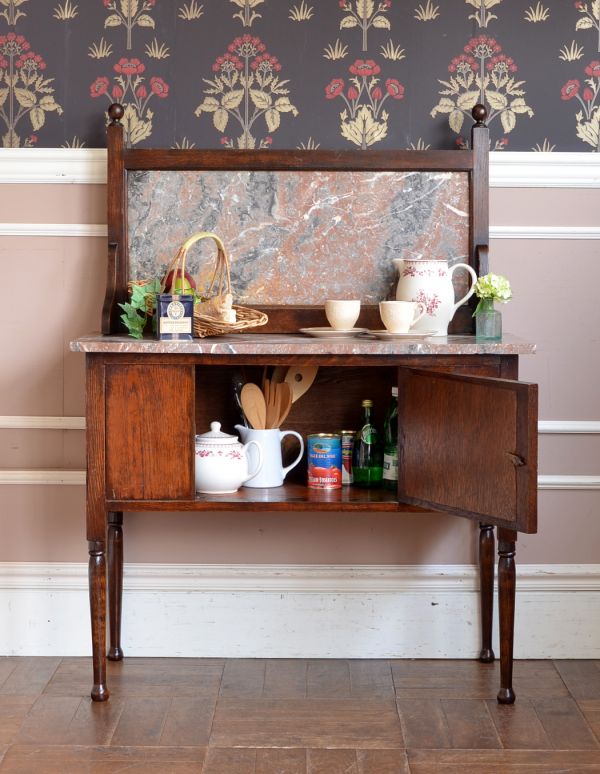 英国クラシックスタイル　アンティーク家具　アンティークの英国家具、天然大理石天板のウォッシュスタンド（洗面台）。扉の中は、仕切りがなく、つながっています。(m-376-f)