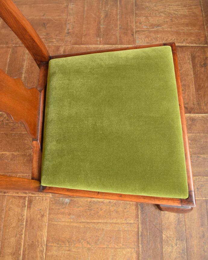 ダイニングチェア　アンティーク チェア　英国で見つけたアンティークチェア、布張りのクイーンアンチェア。布が貼ってあるので、長時間座っても疲れません。(m-378-c)