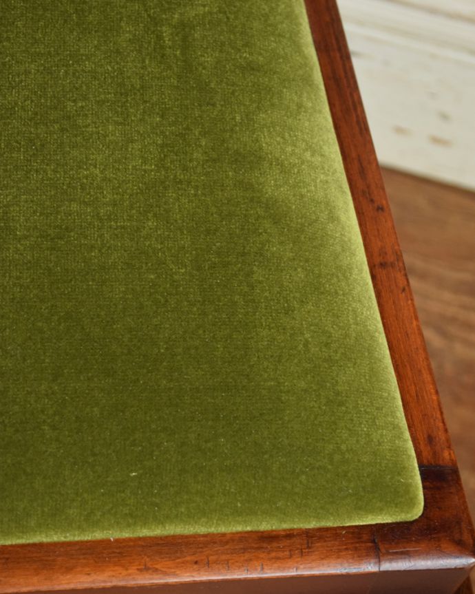 ダイニングチェア　アンティーク チェア　英国で見つけたアンティークチェア、布張りのクイーンアンチェア。華やかで、高級感のある新しい生地に張替えています。(m-378-c)