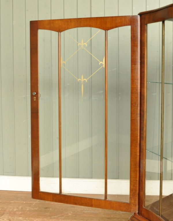 アンティーク家具 英国スタイルの上品なアンティークのガラスキャビネット。ガラスもアンティークならでは。(m-379-f)