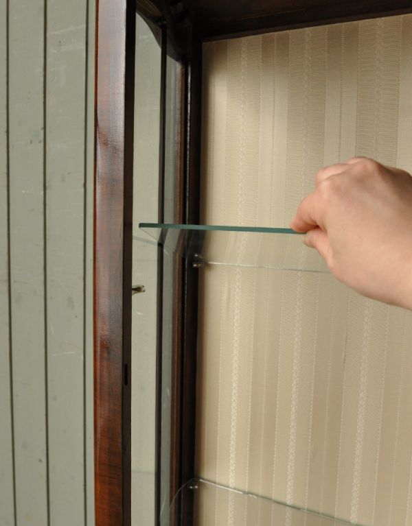 アンティーク家具 英国スタイルの上品なアンティークのガラスキャビネット。ガラスの棚板は可動です。(m-379-f)