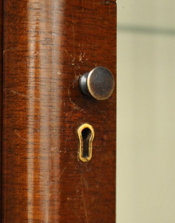 アンティーク家具 英国スタイルの上品なアンティークのガラスキャビネット。シンプルな取っ手が付いています。(m-379-f)