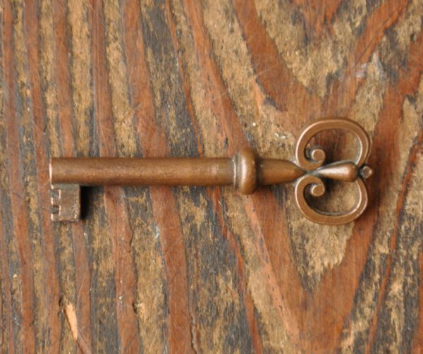 アンティーク家具 英国スタイルの上品なアンティークのガラスキャビネット。アンティークの可愛い鍵です。(m-379-f)