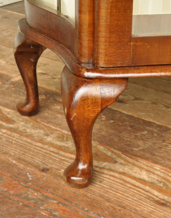 アンティーク家具 英国スタイルの上品なアンティークのガラスキャビネット。安定感のある脚がしっかり支えます。(m-379-f)