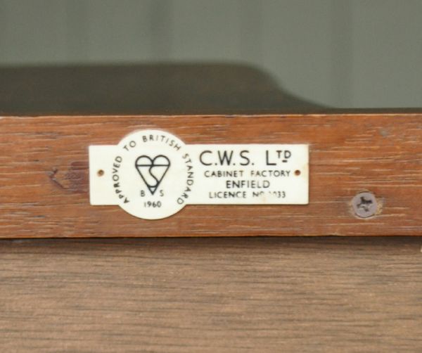 アンティーク家具 英国スタイルの上品なアンティークのガラスキャビネット。家具メーカーのロゴと思われるタグが付いています。(m-379-f)