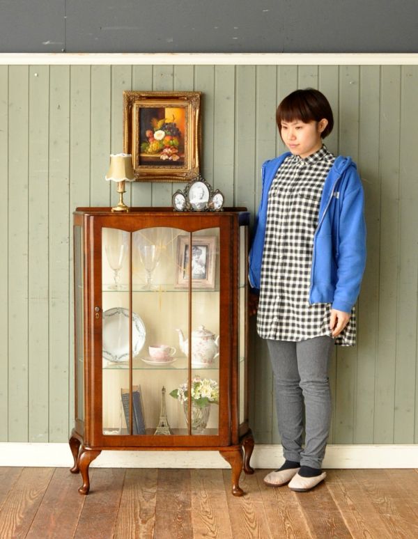 アンティーク家具 英国スタイルの上品なアンティークのガラスキャビネット。コンパクトなサイズなので、いろんな場所で使っていただけますよ。(m-379-f)