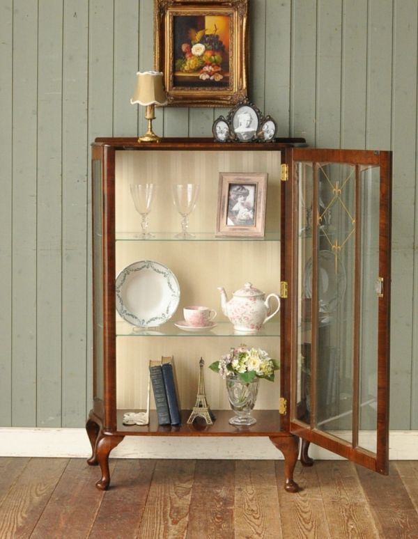アンティーク家具 英国スタイルの上品なアンティークのガラスキャビネット。食器や写真立て、本やDVDなどなど、たくさん飾ればディスプレイの幅が広がります!ガラスが大きいので、中に飾ったものがいい感じに見えてオシャレになります。(m-379-f)