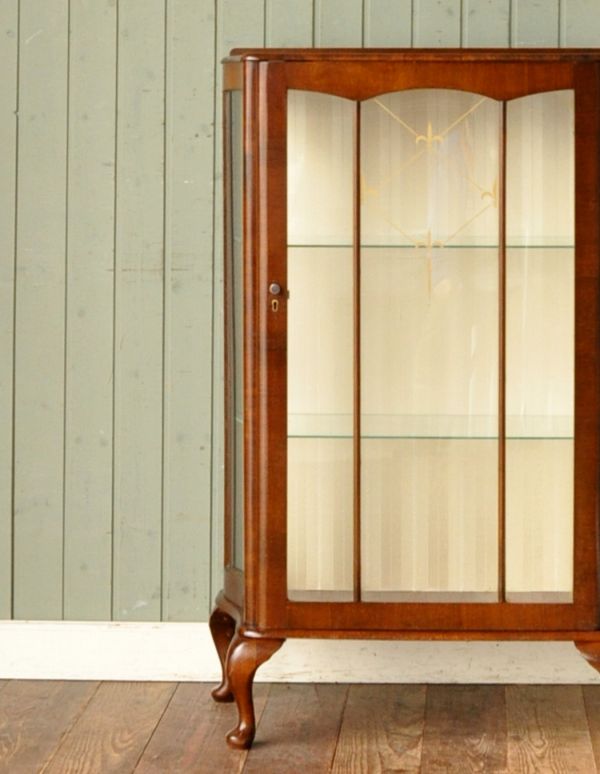 アンティーク家具 英国スタイルの上品なアンティークのガラスキャビネット。アンティークのガラスがキレイにはめ込んであります。(m-379-f)